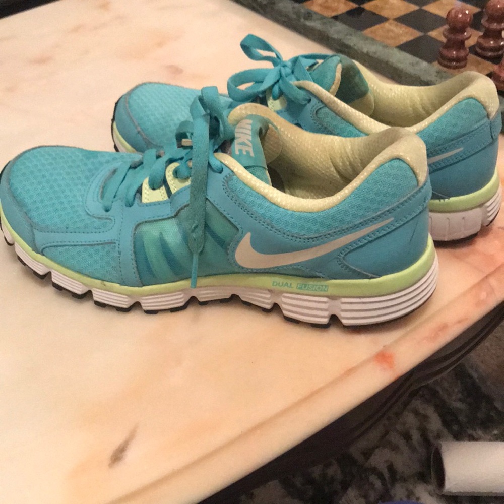 Nike dual fusion sneakers